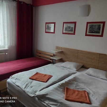 Red Apartment Братислава Экстерьер фото