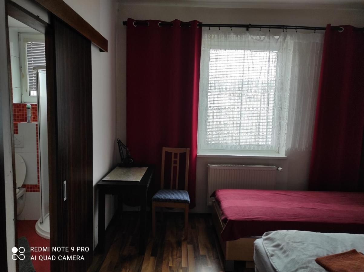 Red Apartment Братислава Экстерьер фото