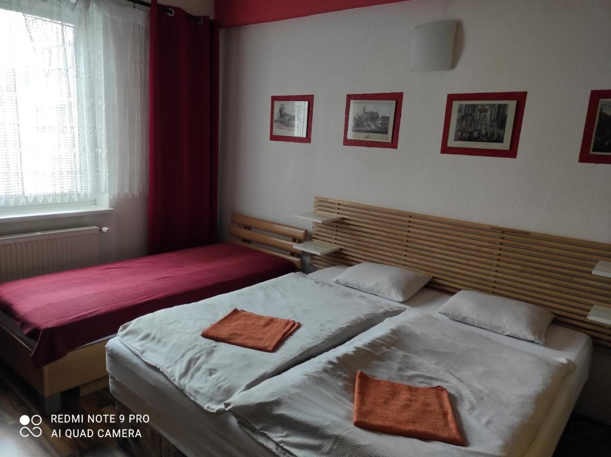 Red Apartment Братислава Экстерьер фото