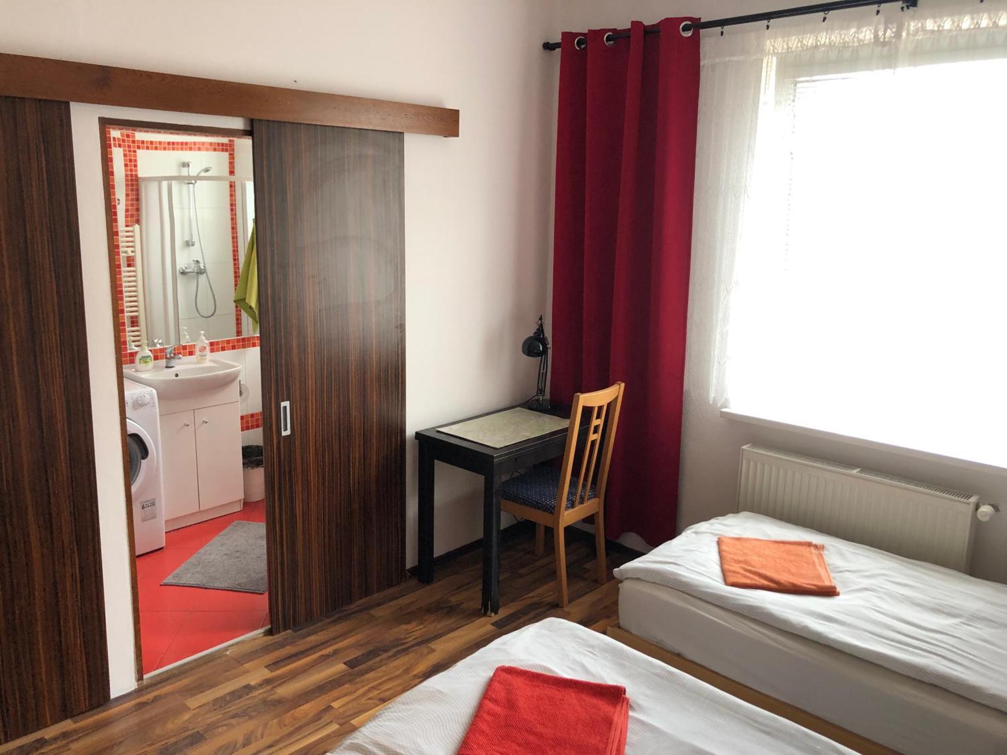 Red Apartment Братислава Экстерьер фото