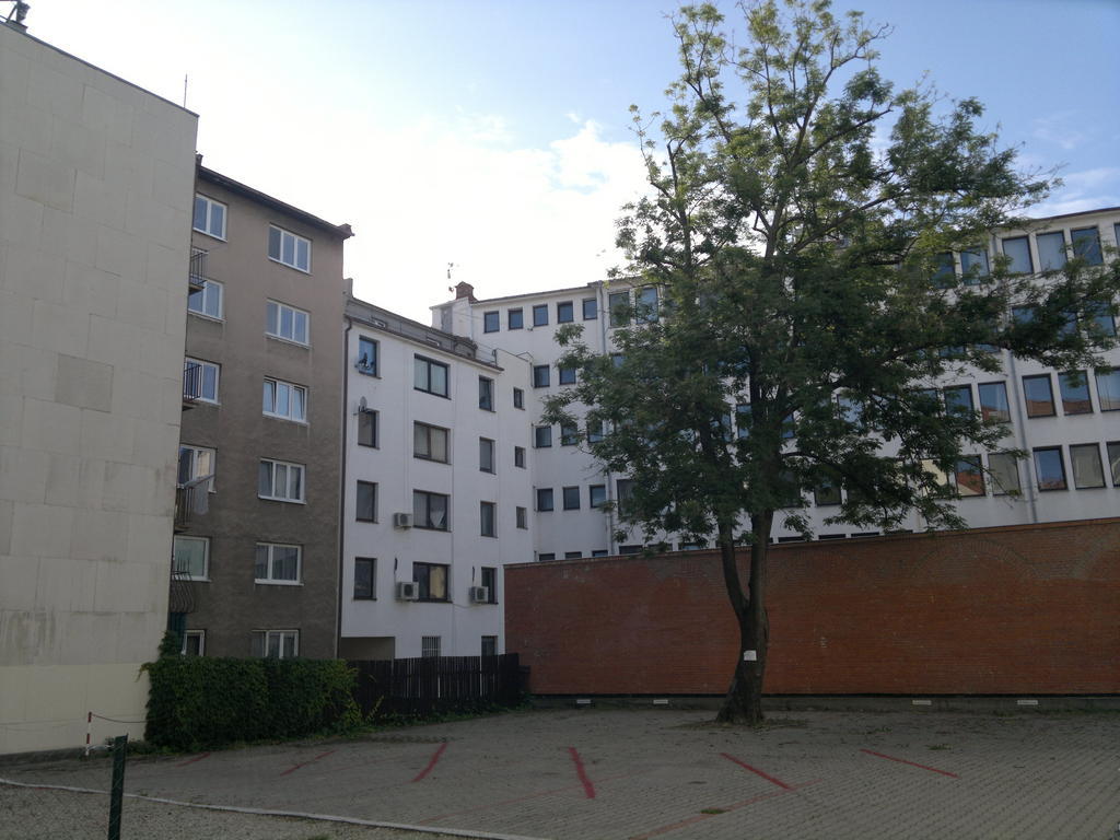 Red Apartment Братислава Экстерьер фото